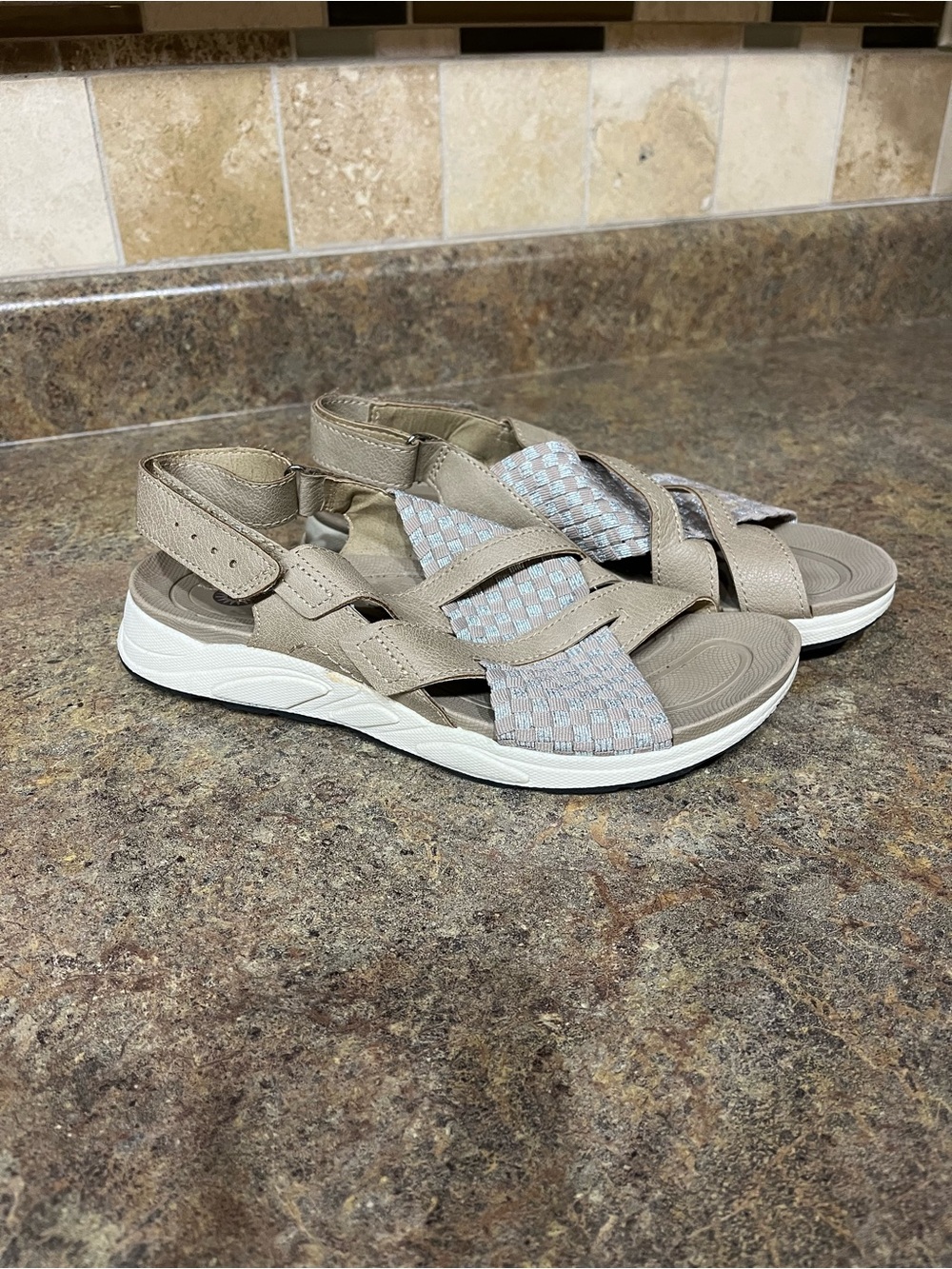 Earth Spirit Womens Sandals Sz 7 Taupe Woven Comfort Walking Shoes Vacation